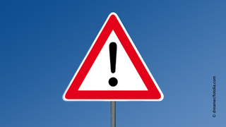 Symbolfoto zeigt das Verkehrszeichen 101 (Gefahrstelle) gemäß Anlage 1 Abschnitt 1 zu § 40 Straßenverkehrsordnung (StVO) als symbolischen Warnhinweis. (verweist auf: Warnungen &amp; Aktuelles)