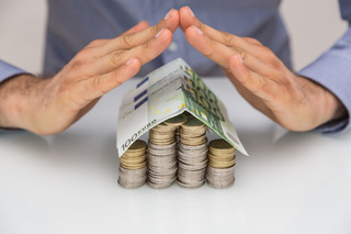 Symbolfoto - Schützende Hände über Geld (refer to: Guarantee schemes for customers)