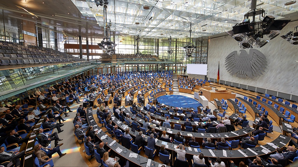 Die Abbildung zeigt einen Überblick über eine Veranstaltung der BaFin im Plenarsaal im World Conference Center Bonn.